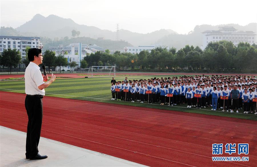 陈立群为台江县民族中学高三新生作动员讲话（9月3日摄）。 新华社记者 胡星 摄